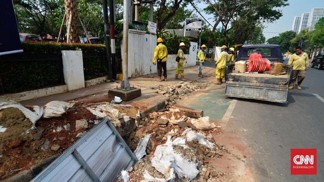 Pemprov DKI membongkar jalur sepeda di kawasan Cikini yang baru diuji coba dua bulan lalu demi kelanjutan proyek trotoar.