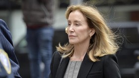 Aktris Felicity Huffman Dibebaskan dari Penjara Lebih Awal