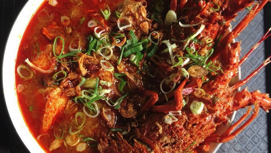 Menikmati Makanan Super Pedas dan Ramen Kuah Rawon yang Bikin Ngiler Duo Makan menikmati makanan pedas, serba daging dan ramen dengan cita rasa Indonesia.