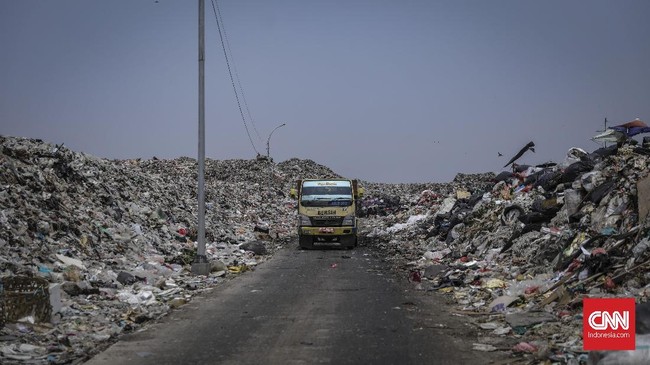 FOTO: Gunungan Sampah di TPA Rawa Kucing Tangerang