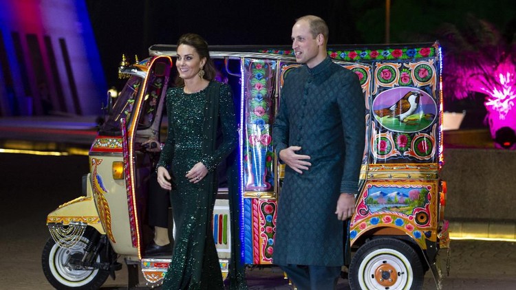 Dalam kunjungannya ke Pakistan, Pangeran William dan Kate Middleton sempat mencoba naik bajaj lho, Bun.