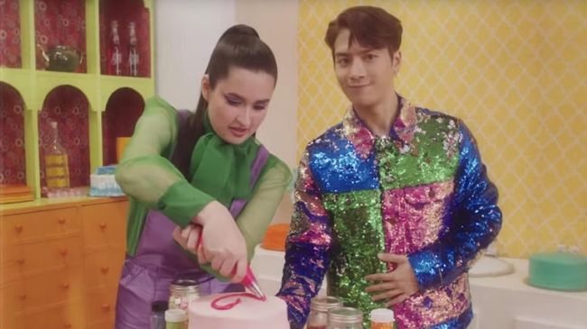 Stephanie Poetri dan Andmesh Kamaleng menyabet trofi Best Asian Artist Indonesia dalam ajang Mnet Asian Music Awards (MAMA) 2019.