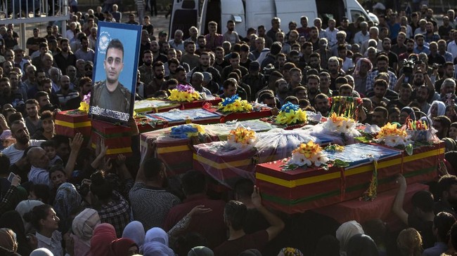 FOTO: Deru Tank dan Desing Rudal Turki Lawan Kurdi di Suriah