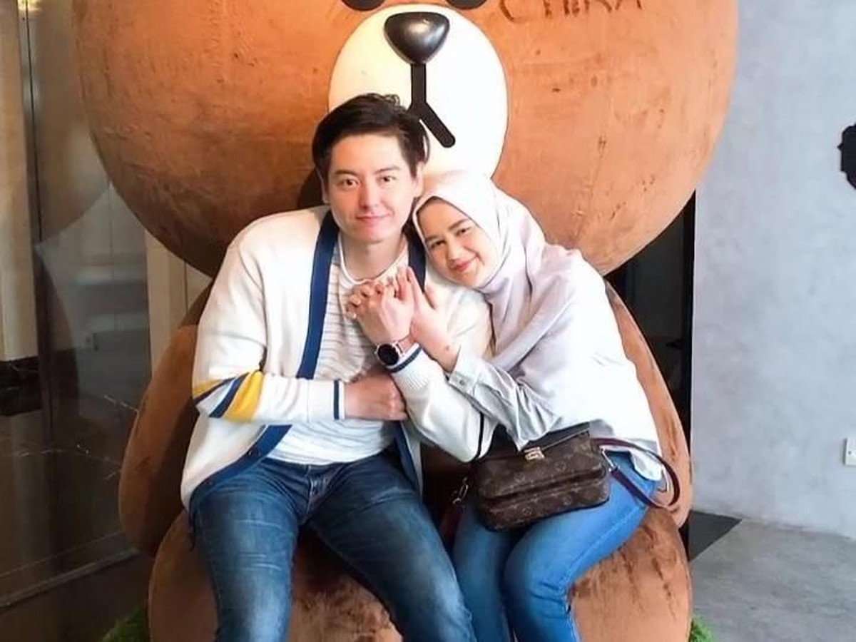Ini dia enam potret kemesraan Cut Meyriska dan Roger Danuarta usai resmi menikah pada Agustus lalu&period;