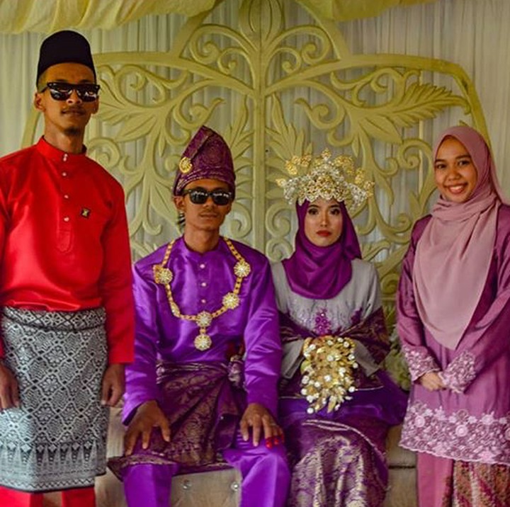 <p>Ini saat resepsi pernikahan mereka, Bun. Nuansanya ungu cantik (Foto: Instagram/ @orkid_azura)  </p>