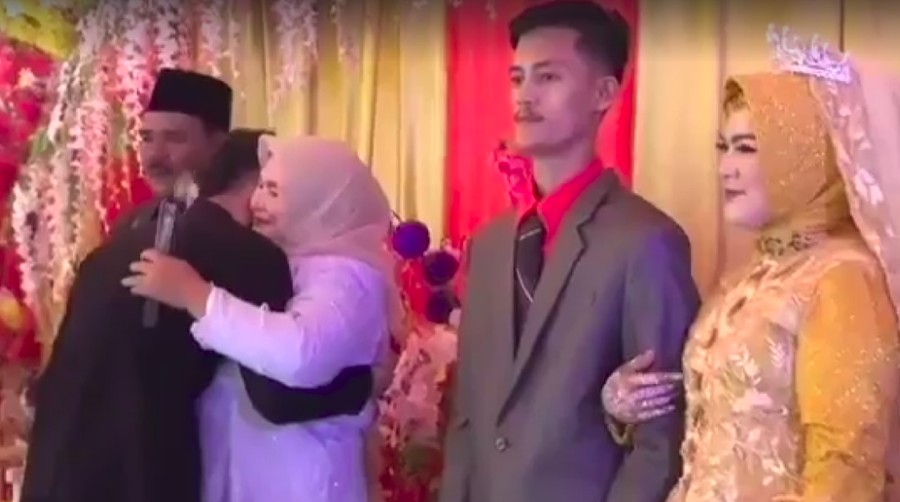 11 tahun pacaran, pria ini menangis saat datang ke nikahan mantan kekasih.