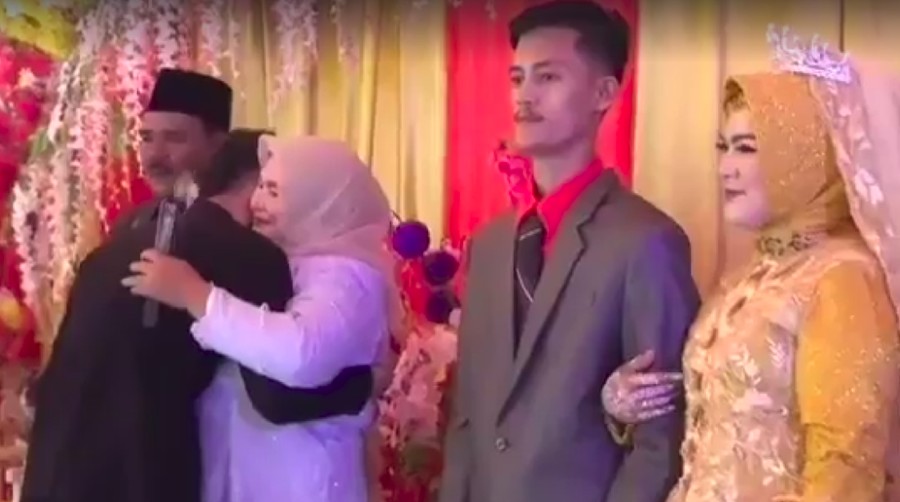Viral Video Pria Menangis Sedih Kala Datang ke Nikahan Mantan 11 tahun pacaran, pria ini menangis saat datang ke nikahan mantan kekasih.
