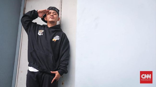 Tuan Tigabelas bertutur tentang basket, hip hop, dan dukungan istri yang membuatnya percaya diri bersolo karier. Ia hadir di Music at Newsroom, Jumat (25/10).