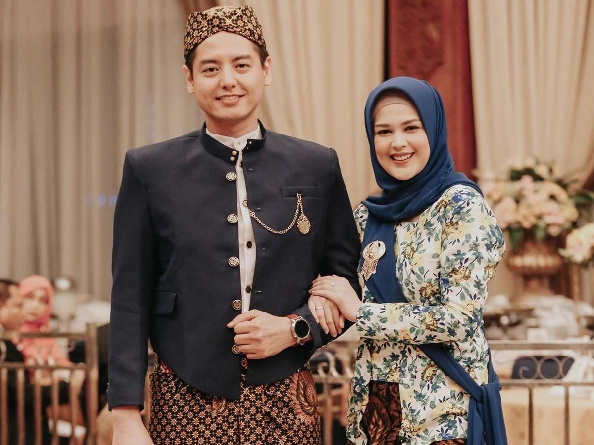 Ini dia enam potret kemesraan Cut Meyriska dan Roger Danuarta usai resmi menikah pada Agustus lalu&period;