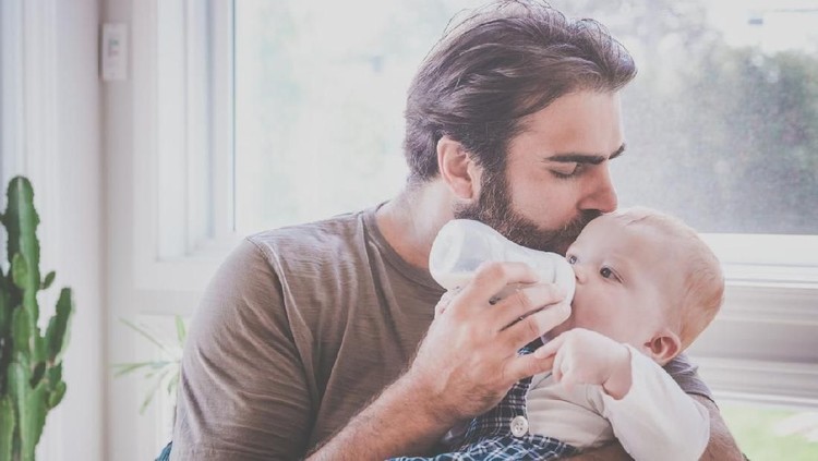 Membersihkan botol susu bayi enggak boleh asal cuci, terutama pada 12 bulan pertama kehidupannya.