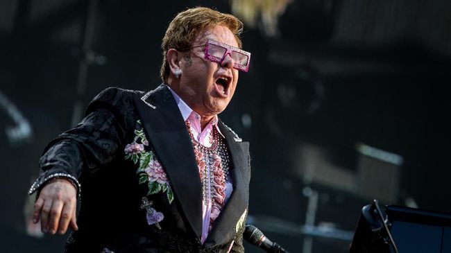 Penyanyi legendaris asal Inggris, Elton John, mengkritik sikap Vatikan yang dianggap munafik karena tak merestui pernikahan sesama jenis.