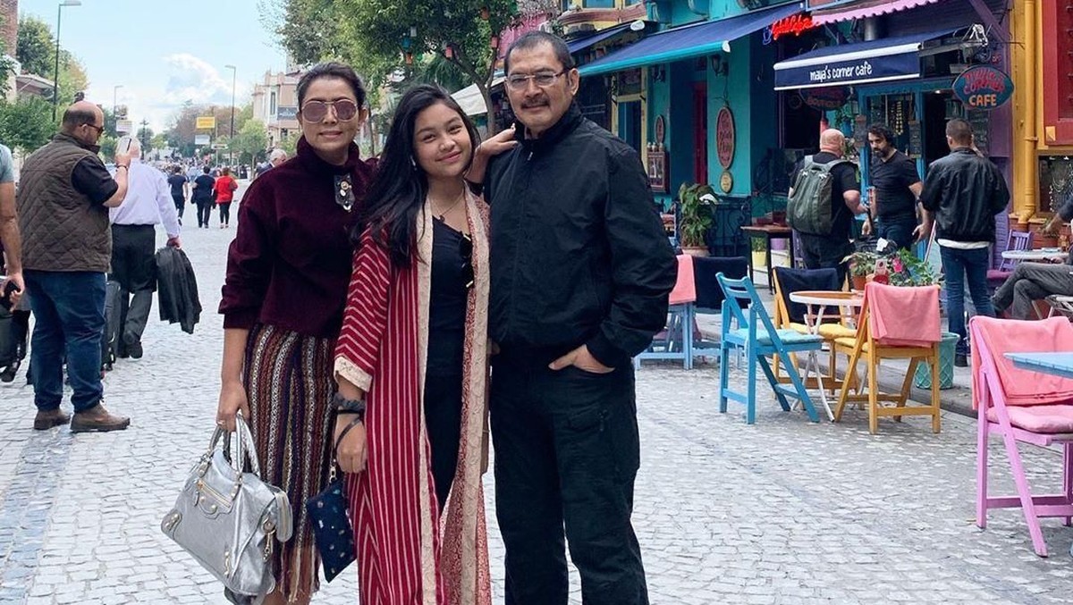 Berikut ini deretan foto liburan mewah keluarga Mayangsari dan Bambang Trihatmodjo&period;