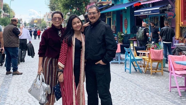 Intip Potret Liburan Mewah Keluarga Mayangsari-Bambang Trihatmodjo Berikut ini deretan foto liburan mewah keluarga Mayangsari dan Bambang Trihatmodjo.