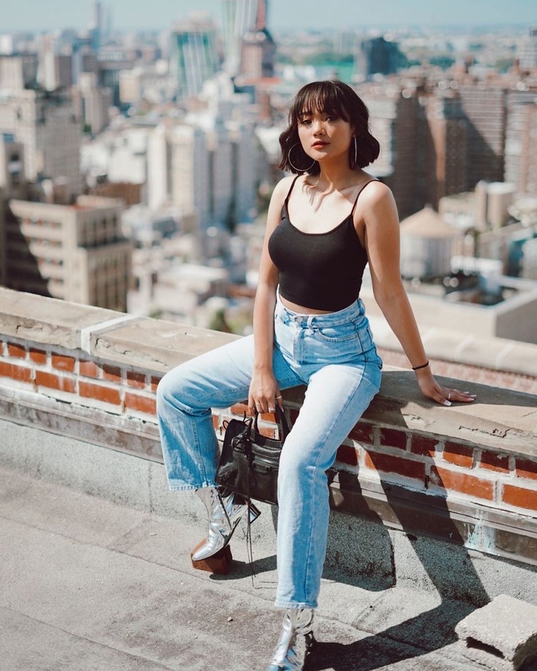 Tak hanya berbakat dalam dunia tarik suara, Marion Jola juga dikenal memiliki ciri khas dengan penampilan seksinya yang cenderung memberikan kesan sensual.
