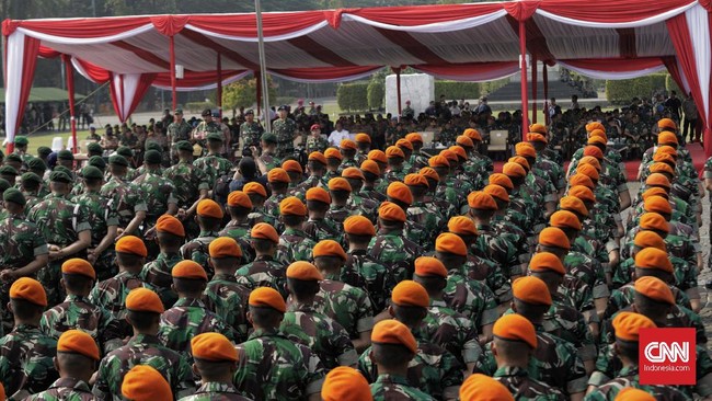 DPR menilai TNI-Polri bisa ikut membantu secara aktif untuk menangani wabah virus corona yang semakin masif di Indonesia.