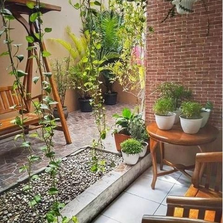 Taman juga bisa digabungkan dengan ruang bersantai seperti ini. Jadi, ruang bersantai terasa lebih segar. (Foto: Instagram @desaintamanrumah)
