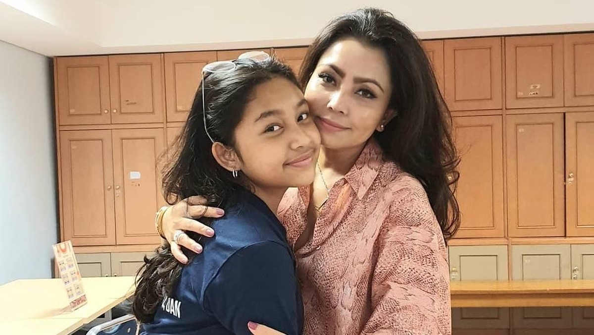 Potret manis putri Mayangsari&comma; Khirani Siti Hartina Trihatmodjo&comma; yang kini mulai beranjak remaja&period; Seperti apa paras cantiknya&quest;