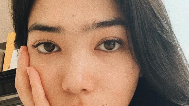 Deretan seleb cantik ini memiliki mata yang mampu membuat semua orang terhipnotis dengan tatapannya. Siapa saja mereka? Yuk, disimak!