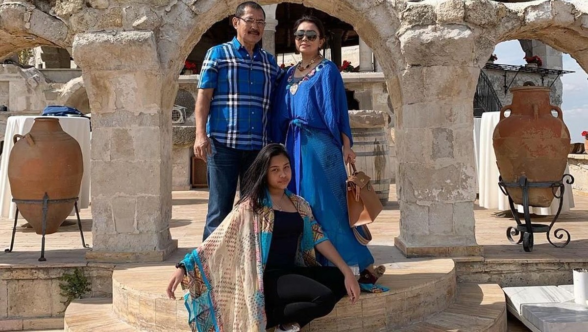 Berikut ini deretan foto liburan mewah keluarga Mayangsari dan Bambang Trihatmodjo&period;