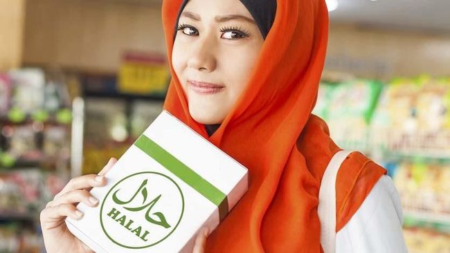 Ilustrasi Logo Halal asian muslim woman buying halal food in a supermarket (vertical photo)
