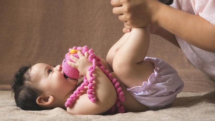 Mudah Dilakukan 5 Teknik Pijat untuk Atasi Bayi Kembung Supaya bayi tidak kembung lagi, lakukan teknik pijatan ini ya, Bun.