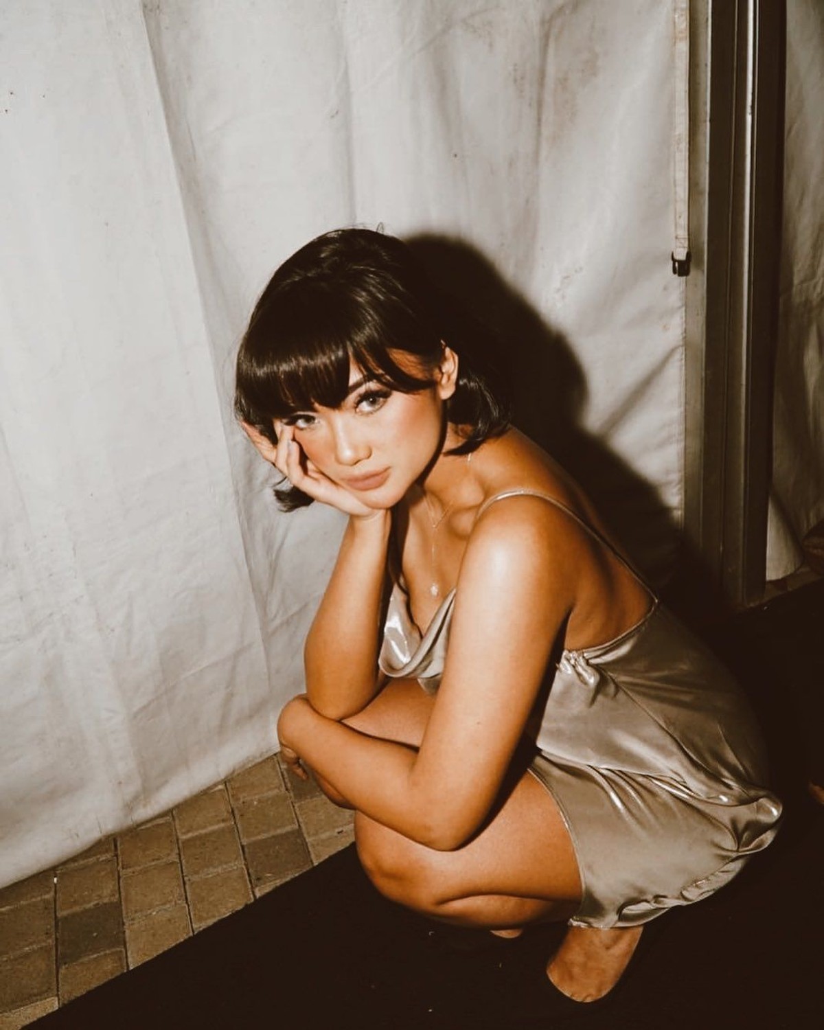 Tak hanya berbakat dalam dunia tarik suara&comma; Marion Jola juga dikenal memiliki ciri khas dengan penampilan seksinya yang cenderung memberikan kesan sensual&period;