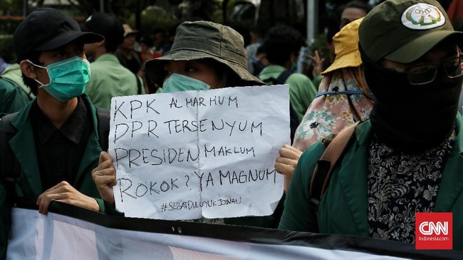 Satu catatan kelam dari 10 tahun pemerintahan Jokowi adalah perubahan besar KPK melalui revisi UU di mana KPK ditempatkan di rumpun eksekutif.