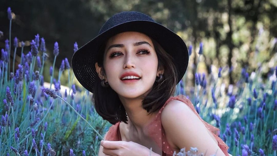 Ulasan mengenai sejumlah perempuan yang sempat menjalin hubungan dengan Vicky Nitinegoro.