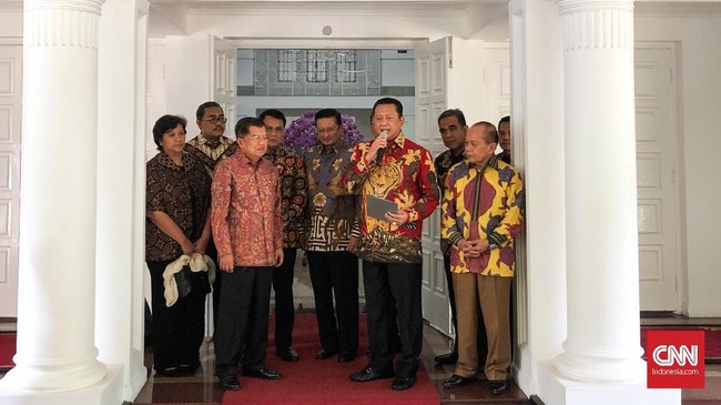 Pimpinan MPR mengaku diminta Wapres Jusuf Kalla agar terbuka dan menyerap aspirasi publik yang berkembang mengenai amendemen UUD 1945, jangan sampai diabaikan.