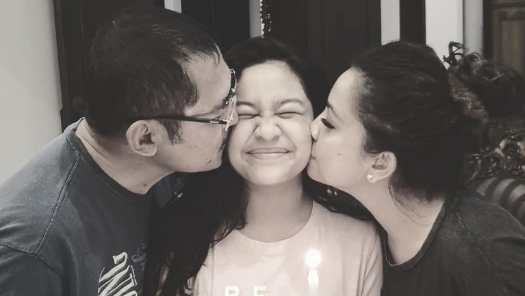 Potret Manis Putri Mayangsari yang Mulai Beranjak Remaja Potret manis putri Mayangsari, Khirani Siti Hartina Trihatmodjo, yang kini mulai beranjak remaja. Seperti apa paras cantiknya?
