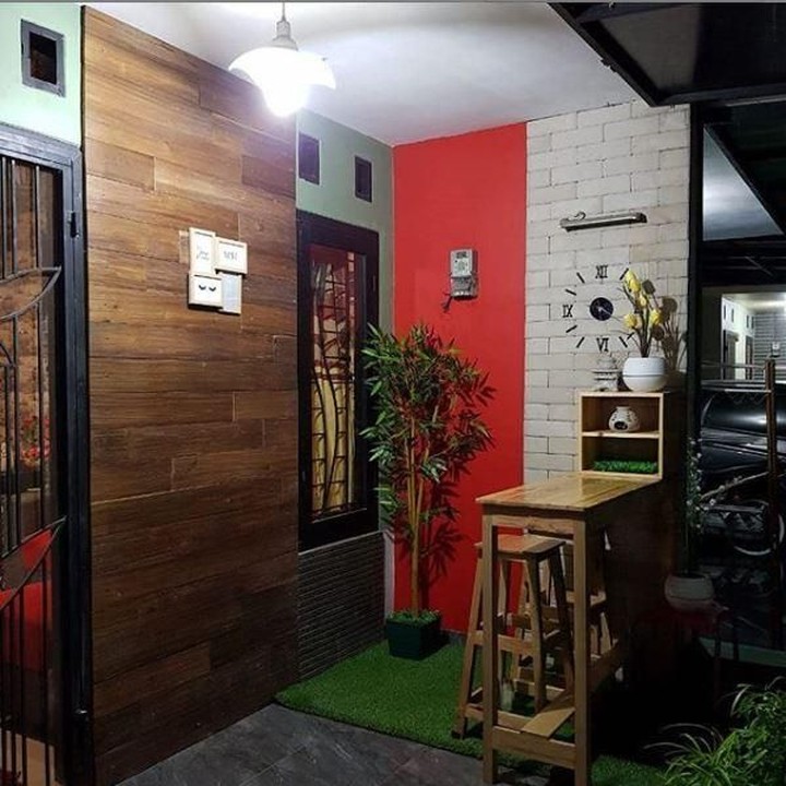 Atau, bisa juga mengikuti desain taman yang satu ini. Pemilik menggunakan rumput sintetis dan tanaman artifisial. Taman juga bisa berfungsi sebagai tempat bersantai di sore hari lho, Bun. (Foto: Instagram @bundashadav)