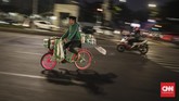 FOTO: Jakarta, Starling, dan Kopi Seduh Gelas Plastik Setiap harinya suntikan kafein jadi kebutuhan utama banyak orang. Bagi mereka yang enggan merogoh kocek dalam, penjaja kopi starling bak dewa penyelamat.