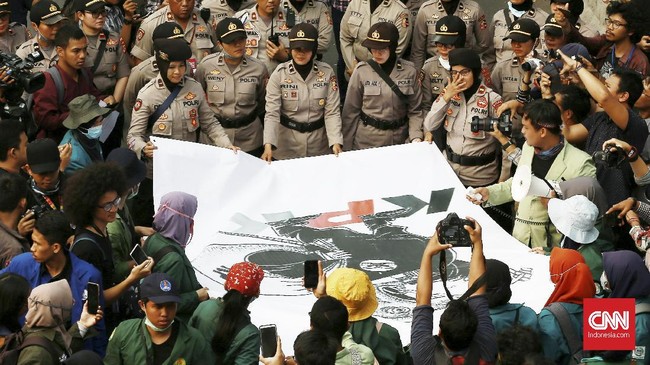 Bertepatan dengan Hari Sumpah Pemuda, sejumlah mahasiswa menggelar demonstrasi tak jauh dari kawasan Istana Kepresidenan. Mereka menolak upaya pelemahan KPK.