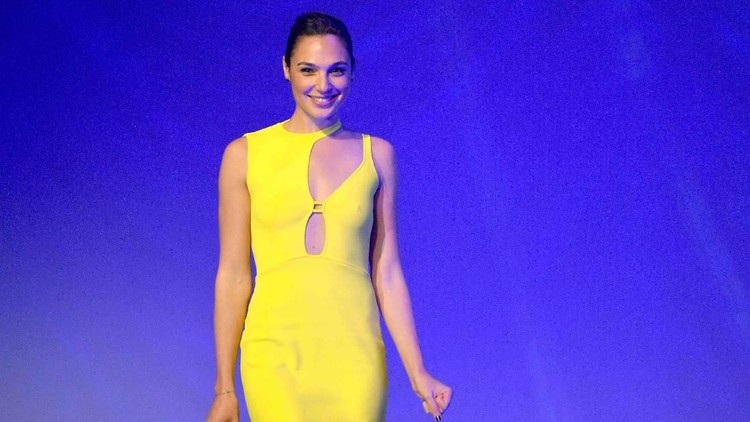 Pemeran Wonder Woman, Gal Gadot tetap mempertahankan bentuk tubuhnya yang langsing meski sudah punya anak dua. Apa rahasianya?