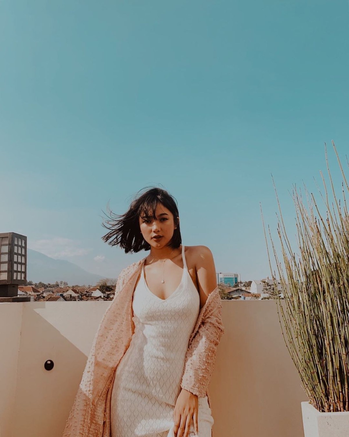 Tak hanya berbakat dalam dunia tarik suara&comma; Marion Jola juga dikenal memiliki ciri khas dengan penampilan seksinya yang cenderung memberikan kesan sensual&period;