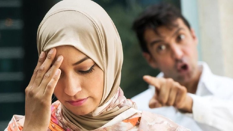 Sadis! Tolak Alkohol dan Tampil Seksi, Istri Malah Ditalak Suami Wanita di India ditalak cerai suami karena alasan tak masuk akal. Ia menolak tampil seksi dan minum minuman beralkohol.