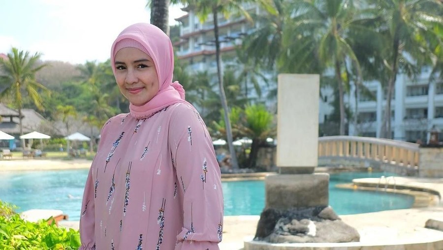 Ulasan mengenai sejumlah perempuan yang sempat menjalin hubungan dengan Vicky Nitinegoro.