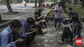 FOTO: Jakarta, Starling, dan Kopi Seduh Gelas Plastik Setiap harinya suntikan kafein jadi kebutuhan utama banyak orang. Bagi mereka yang enggan merogoh kocek dalam, penjaja kopi starling bak dewa penyelamat.