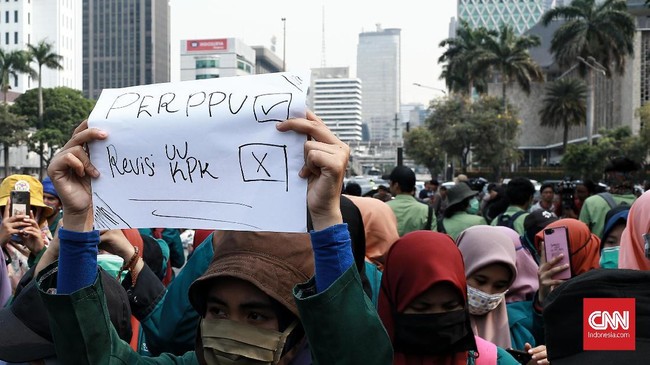 Mahasiswa akan mendesak Presiden Joko Widodo menerbitkan Perppu KPK. Mereka kembali mengancam turun ke jalan jika Jokowi tak mengeluarkan Perppu usai sidang MK.