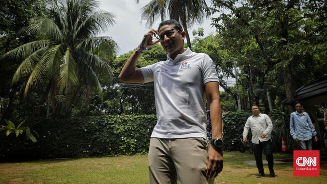 Sandi Sebut Gerindra Unik, Usung Anies tapi di Barisan Jokowi Sandiaga Uno berharap kader Gerindra dapat menempatkan diri dengan baik terkait posisi politik Gerindra di pemerintah pusat maupun DKI.