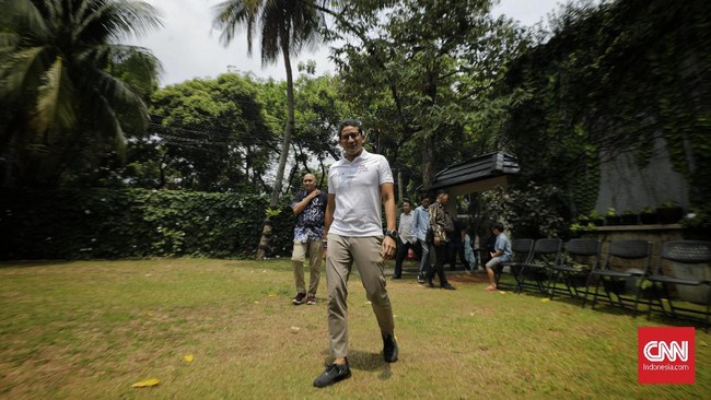 Politikus Gerindra Sandiaga Uno memberikan keterangan pada wartawan di kediamannya. Jakarta, Kamis, 17 Oktober 2019.