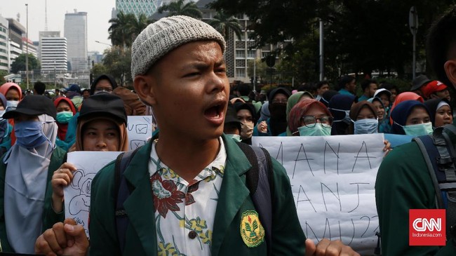 Puluhan mahasiswa dari beberapa universitas Jakarta melakukan aksi unjuk rasa di kawasan patung kuda,  Jakarta Pusat.   Mahasiswa dalam aksinya menuntut perppu UU KPK segera diterbitkan oleh Presiden.CNN Indonesia/Andry Novelino