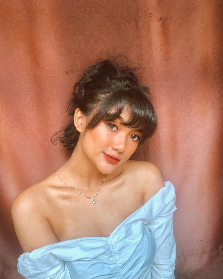 Tak hanya berbakat dalam dunia tarik suara, Marion Jola juga dikenal memiliki ciri khas dengan penampilan seksinya yang cenderung memberikan kesan sensual.