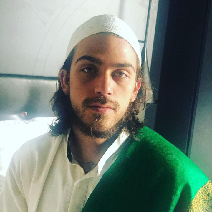 <p>Kalau ini, Sean Azad, putra kedua Ayu dari pernikahan dengan Teemu Yusuf Ibrahim. Saat ini, Sean sedang menempuh pendidikan di pesantren lho. (Foto: Instagram @ayukhadijahazhari)</p>