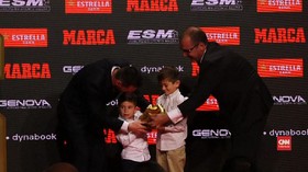 VIDEO: Momen Lucu 'Sepatu Emas' Messi Jadi Rebutan Anak