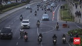 FOTO: Jakarta, Starling, dan Kopi Seduh Gelas Plastik Setiap harinya suntikan kafein jadi kebutuhan utama banyak orang. Bagi mereka yang enggan merogoh kocek dalam, penjaja kopi starling bak dewa penyelamat.
