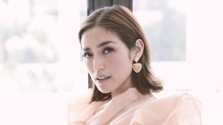 Jessica Iskandar mengatakan jika sang ayah mengalami kecelakaan dan menjadi korban tabrak lari. Bagaimana kondisi ayah Jessica Iskandar saat ini?