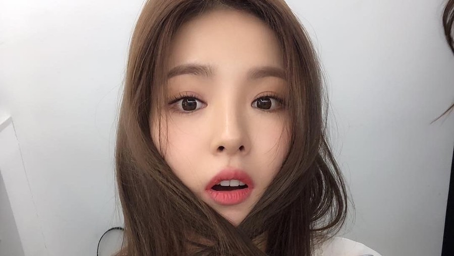 Aktris Korea Selatan yang terkenal dengan paras polos dan imut ternyata tidak ragu mengambil risiko dalam berakting panas meskipun menuai protes publik.