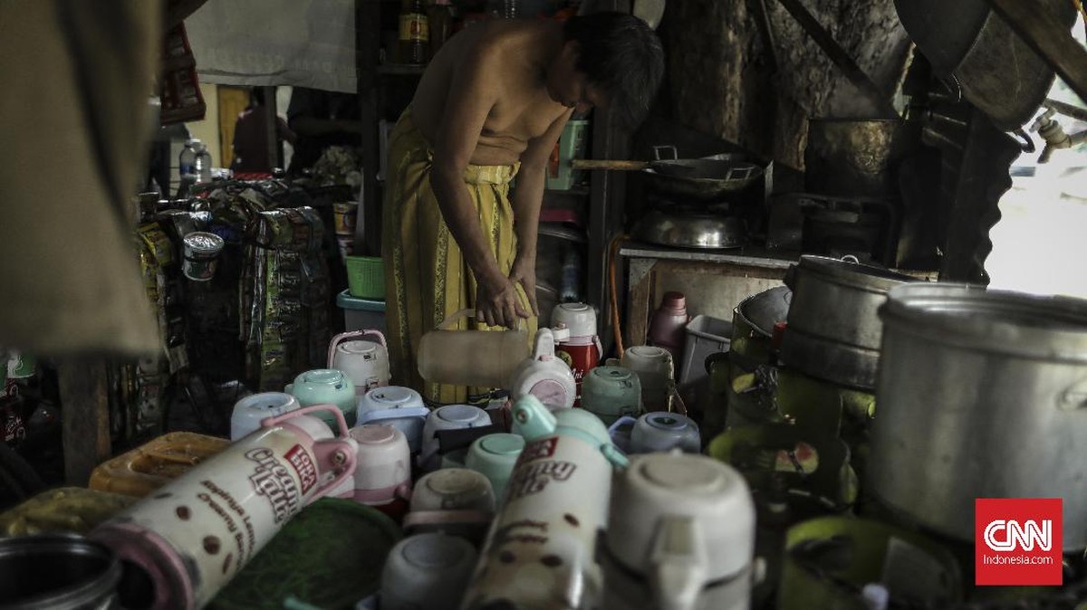FOTO: Jakarta, Starling, dan Kopi Seduh Gelas Plastik