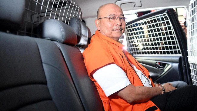 Walkot Medan Dzulmi Eldin didakwa menerima suap hingga Rp2,1 miliar dari para kepala dinas di lingkungan Pemkot Medan.